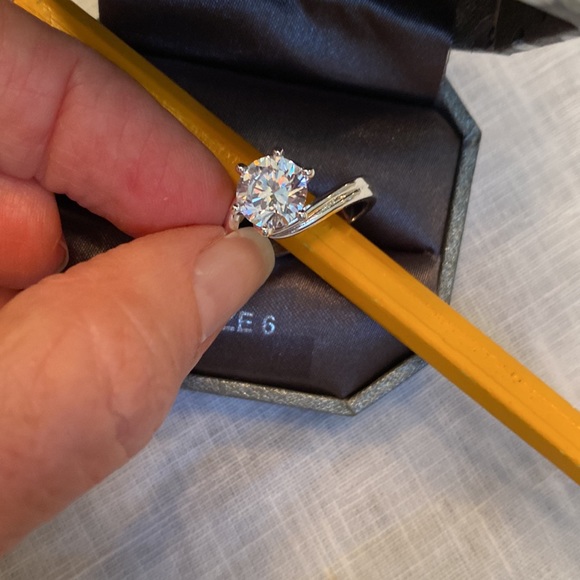 Lovely sparkly faux large diamond ring, 6, NWOT - Picture 6 of 6